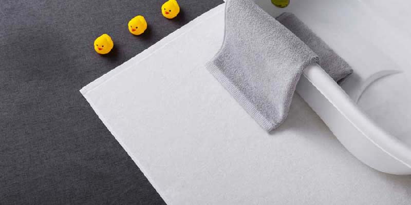 202201_Vista-Springs_BlogIMG_Assistive-Devices-for-Seniors-to-Help-Around-the-House_Bath-Mat