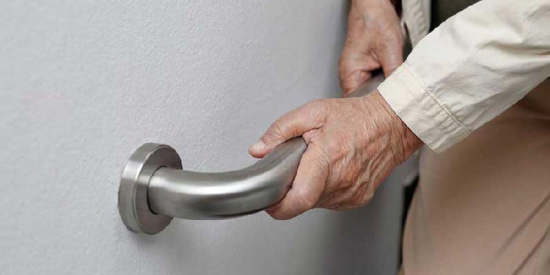 202201_Vista-Springs_BlogIMG_Assistive-Devices-for-Seniors-to-Help-Around-the-House_Grab-Bars
